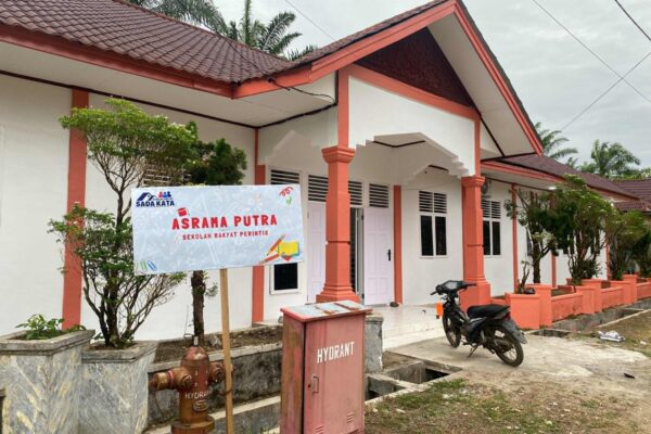 Jakarta - Pemerintah terus mempercepat pembangunan Sekolah Rakyat sebagai strategi konkret memperluas akses pendidikan berkualitas sekaligus meningkatkan taraf hidup masyarakat. Program ini menjadi bagian dari agenda besar penguatan sumber daya manusia nasional yang diposisikan sebagai kunci utama keluar dari jebakan kemiskinan struktural.