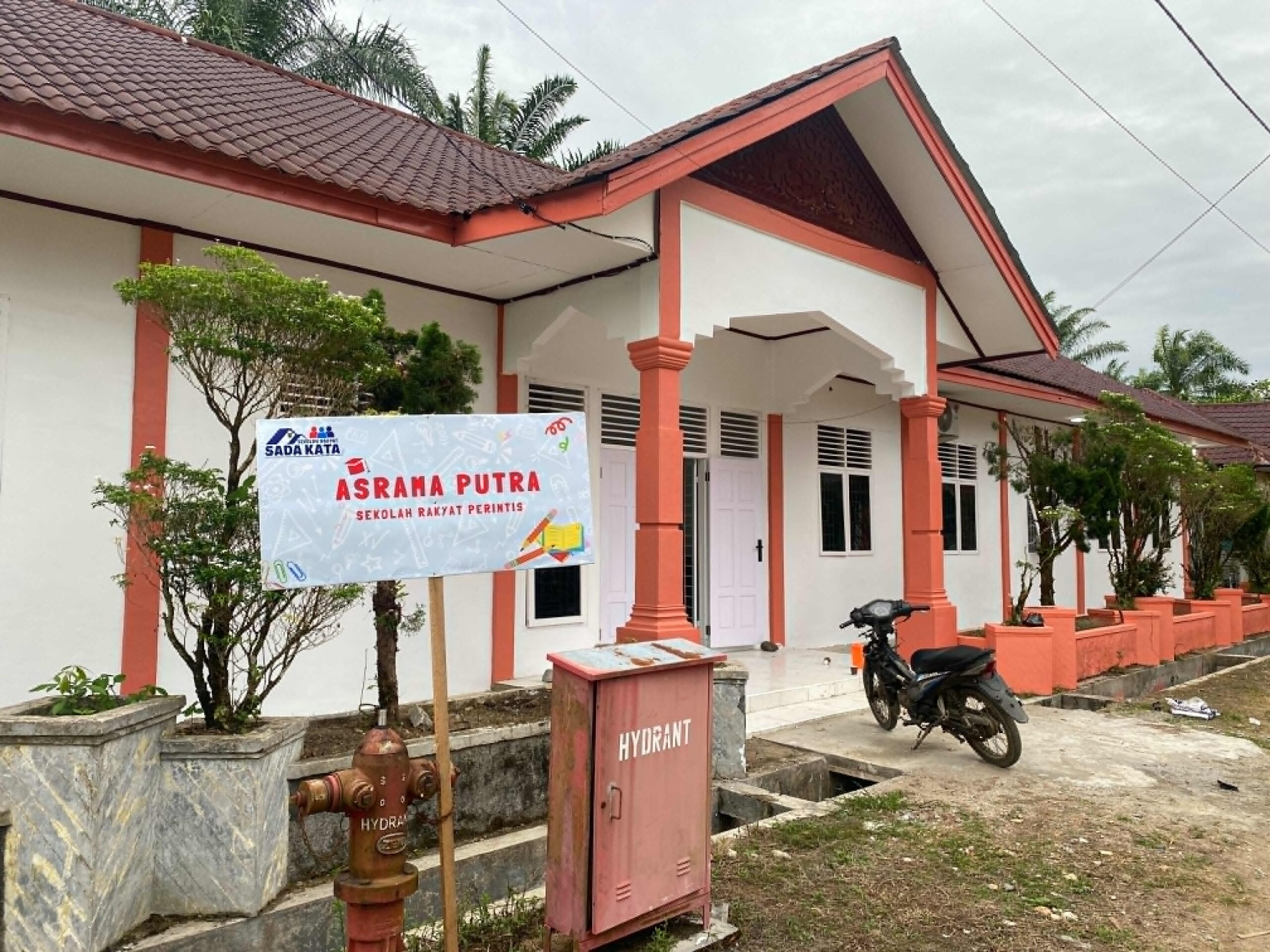 Jakarta - Pemerintah terus mempercepat pembangunan Sekolah Rakyat sebagai strategi konkret memperluas akses pendidikan berkualitas sekaligus meningkatkan taraf hidup masyarakat. Program ini menjadi bagian dari agenda besar penguatan sumber daya manusia nasional yang diposisikan sebagai kunci utama keluar dari jebakan kemiskinan struktural.